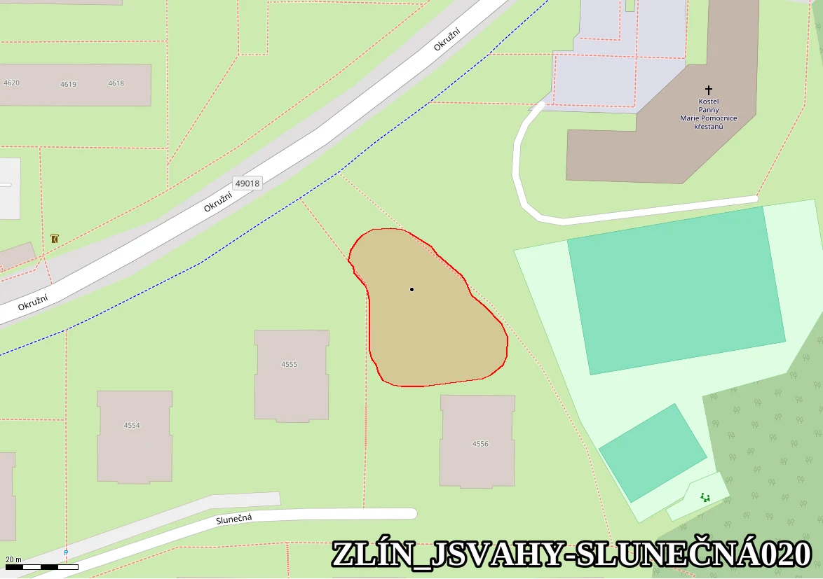Plac mezi kostelem a barákem 4555