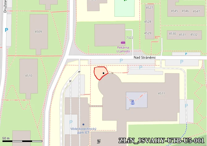 Před hlavním vchodem U5 za lavečkama