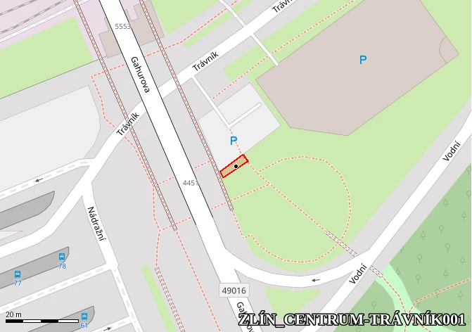 Vedle chodníčku za parkovištěm pod mostem u autobusového nádraží