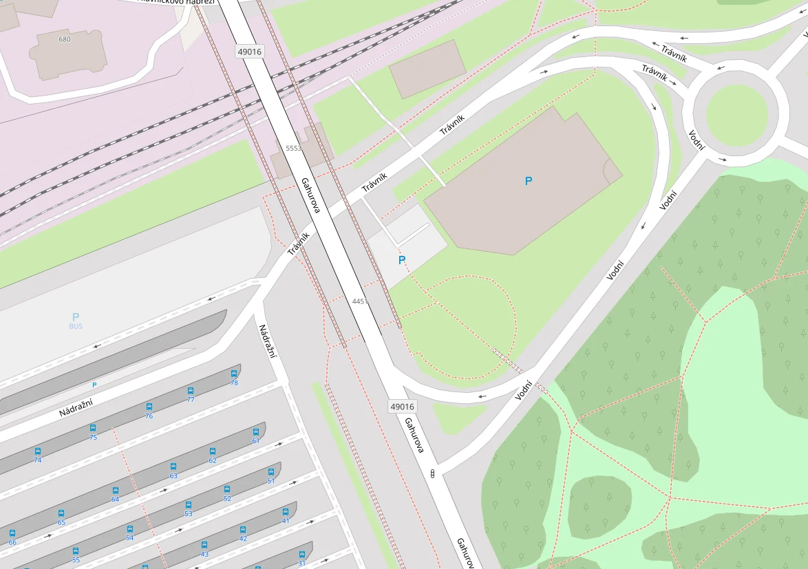 Vedle chodníčku za parkovištěm pod mostem u autobusového nádraží