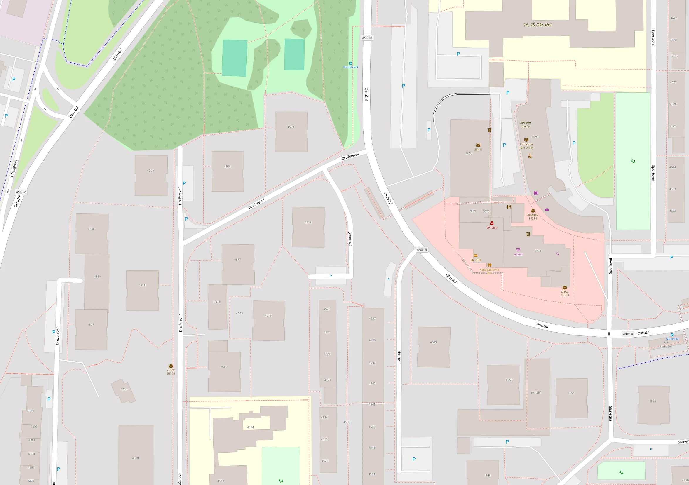 Vpravo u borovice u baráku čp 4518