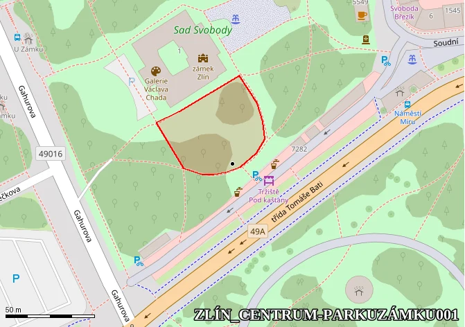 Plac na straně zámku směr trh
