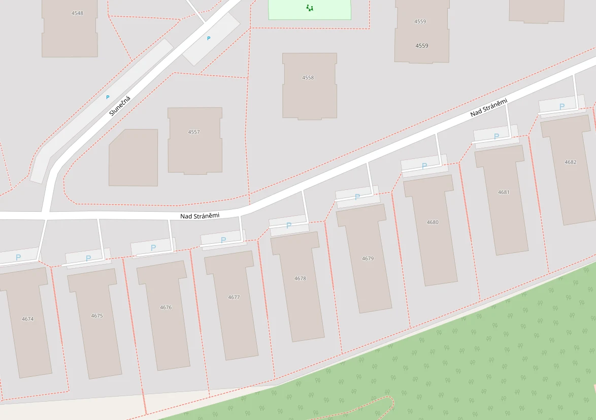 Nad Stráněmi TOP - nahoře u čp 4678 - plac před garážemi nad Magďul